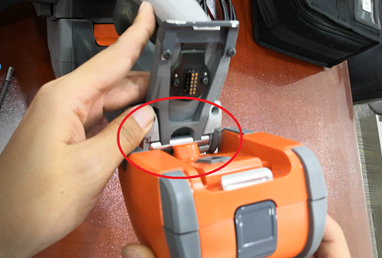 組裝MViQ視頻內窺鏡-安裝電池 組裝MViQ視頻內窺鏡-安裝電池