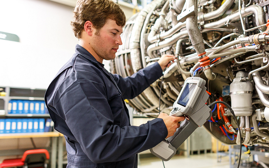 在孔探孔就近位置手握插入管 在孔探孔就近位置手握插入管