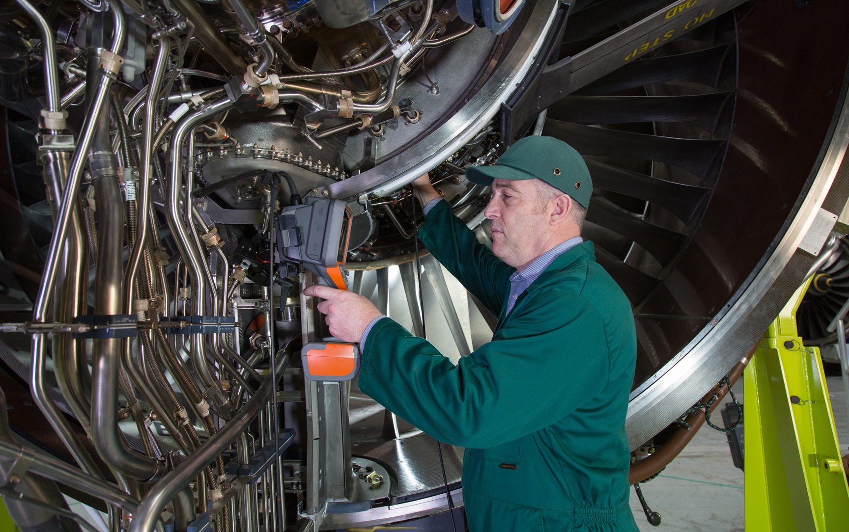 使用韋林工業(yè)內(nèi)窺鏡檢查航空發(fā)動(dòng)機(jī) 使用韋林工業(yè)內(nèi)窺鏡檢查航空發(fā)動(dòng)機(jī)