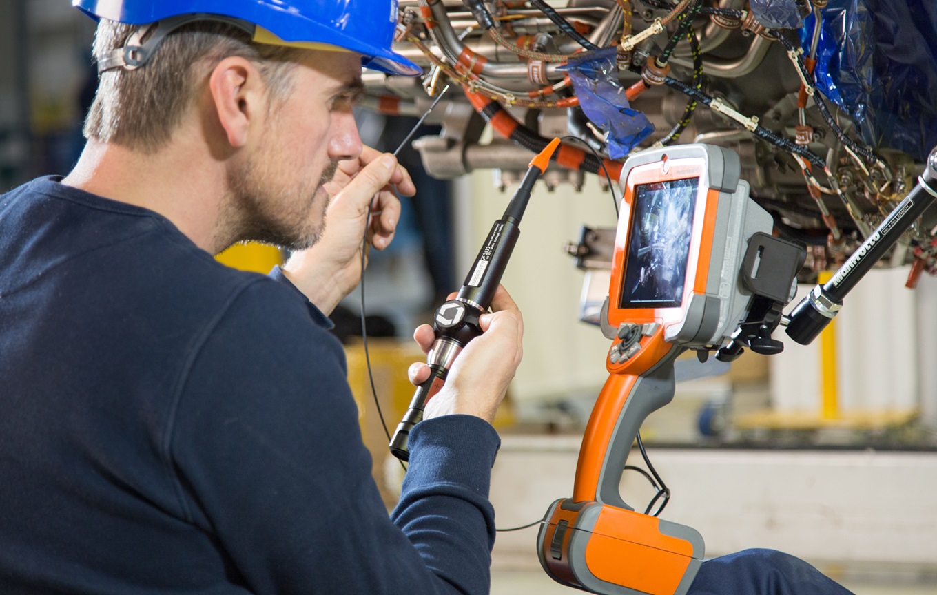 使用2.2mm工業(yè)視頻內(nèi)窺鏡檢測(cè)發(fā)動(dòng)機(jī) 使用2.2mm工業(yè)視頻內(nèi)窺鏡檢測(cè)發(fā)動(dòng)機(jī)